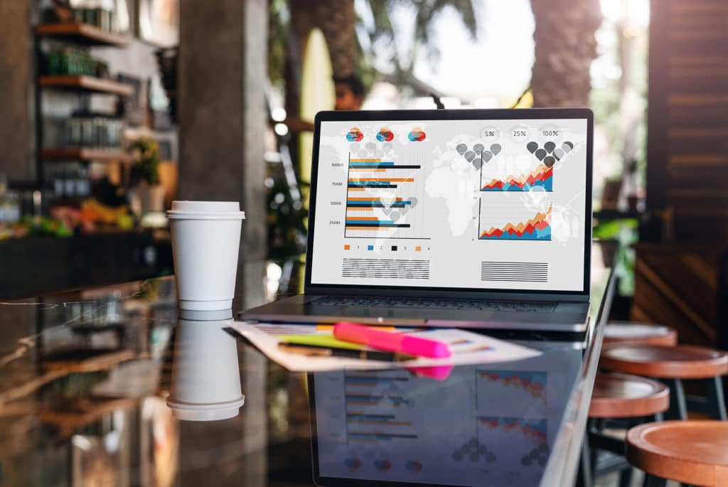 Laptop in einem Kaffee der Analysen zeigt.